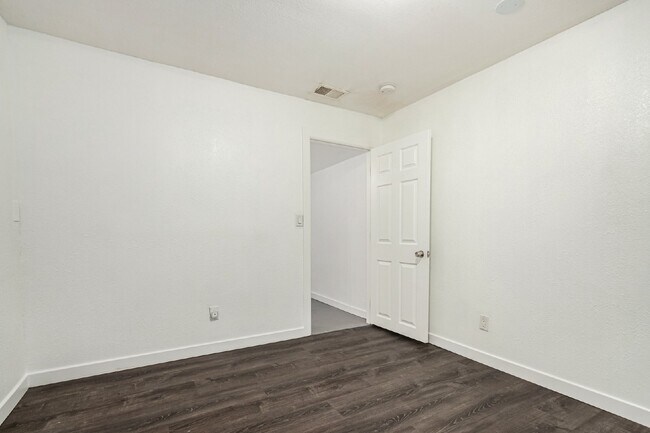 Building Photo - Lovely three bed / one bath home for rent