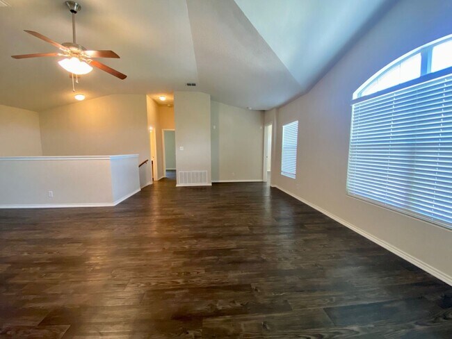 Building Photo - Gorgeous 4 bed/2.5 bath home in a great lo...