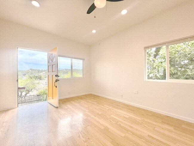 Building Photo - 6146 1/2 Mesa Avenue