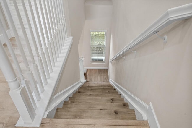 Building Photo - 16280 Oakview Dr