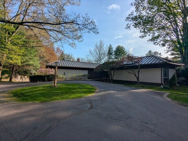 Building Photo - 470 South St