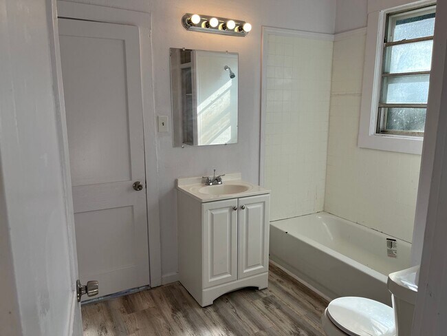 Building Photo - Large 2 bedroom Single Family Home ! 1/2 o...
