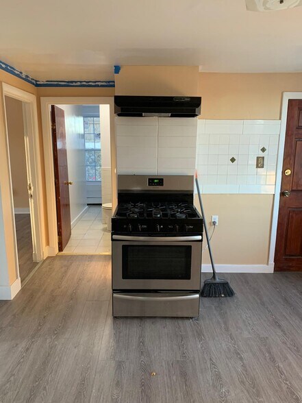 Building Photo - 70 Crescent St