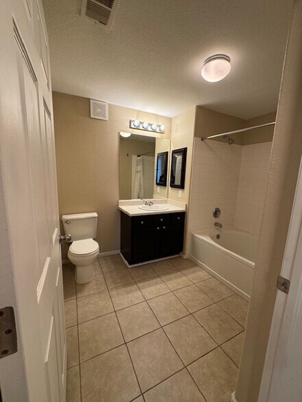 Building Photo - 1520 S Florence Way