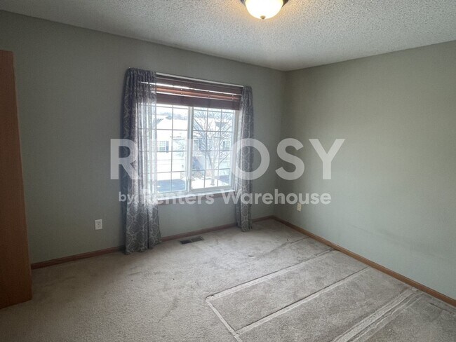 Building Photo - Available August 8 - 2 Bed/1.5 Bath Townhome in Prior Lake