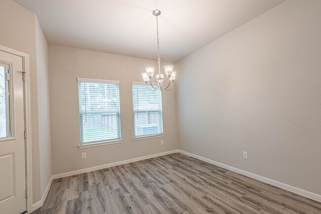 Building Photo - 165 Camelot Pl Ct