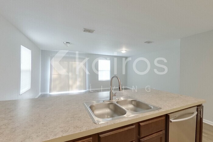 Building Photo - 1349 Mull St