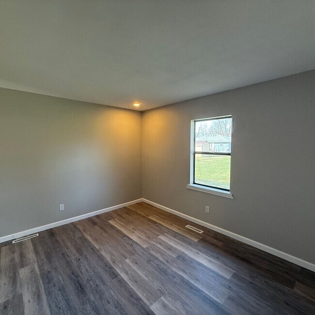 Building Photo - 3 Bedroom 2 bath remodeled Home