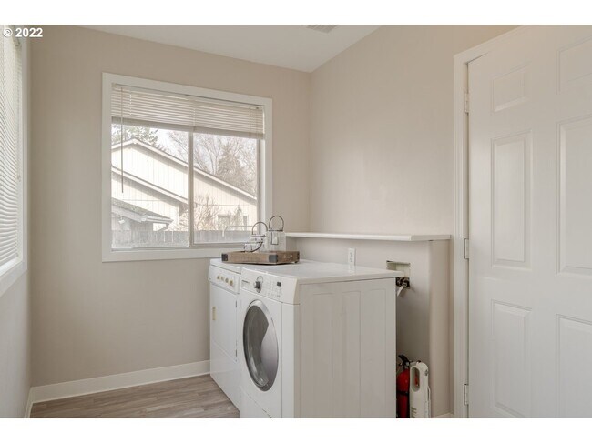 *updated to new washer units (grey) - 835 S Wynooski St