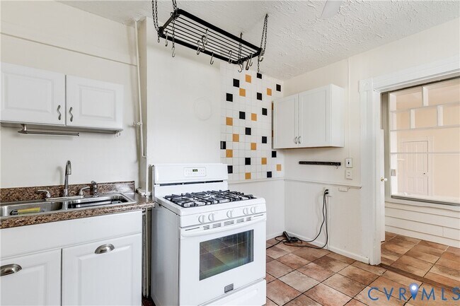 Building Photo - 430 S Pine St