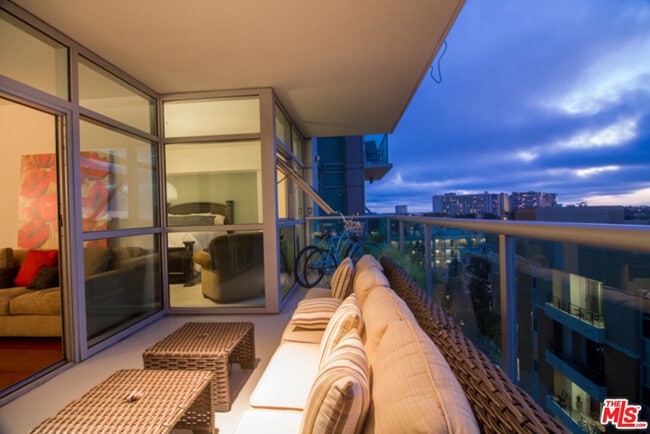 Building Photo - 13700 Marina Pointe Dr