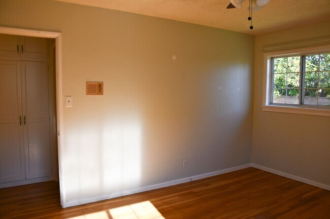 Building Photo - 1210 E Oakmont Ave
