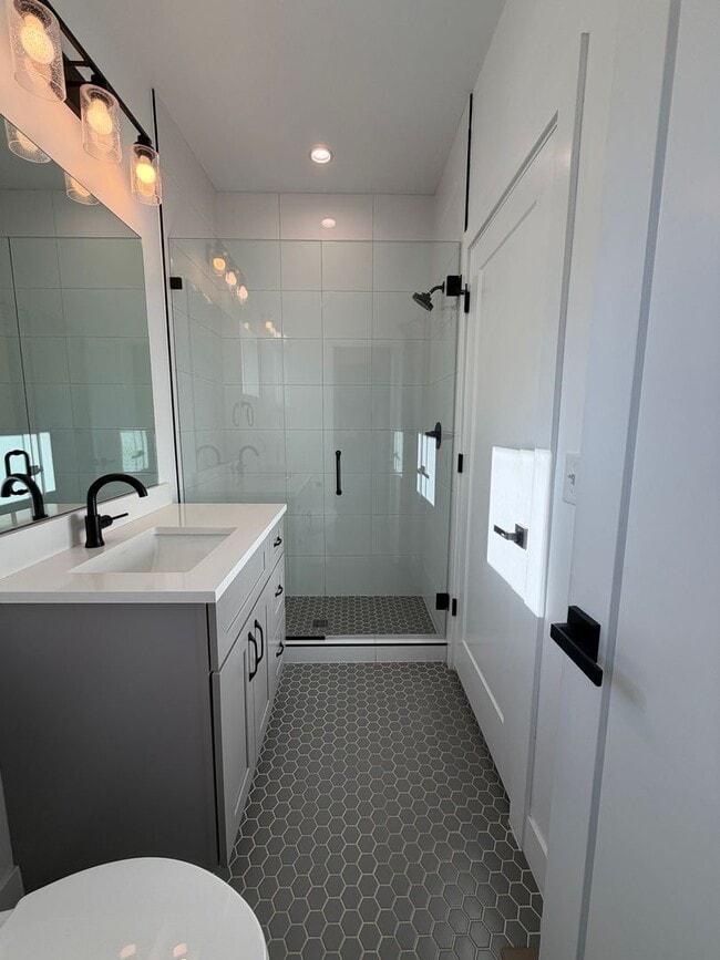 Building Photo - Gorgeous Sunnyside 4 bedroom home with rooftop patio