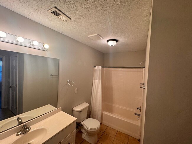 Building Photo - 100-132 Williams Rd