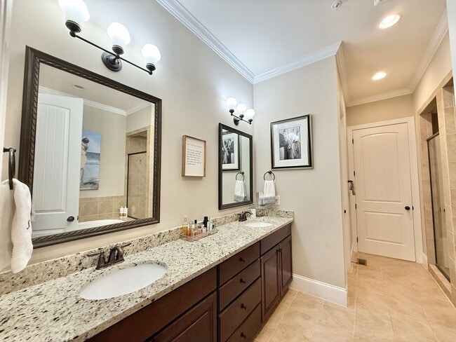 Building Photo - Luxurious 3BD, 4BA Raleigh Townhome with a Bonus Sunroom and Large Upstairs Loft within the Desir...