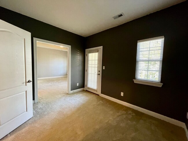 Building Photo - Fabulous Townhome In Lexington! Attached G...