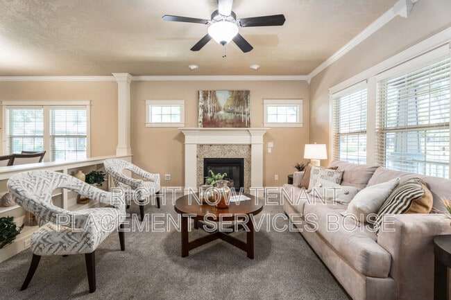 Building Photo - 994 E Winding Creek Dr