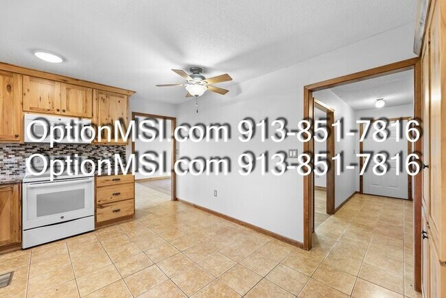 Building Photo - Country Charm Just Minutes From Lawrence!