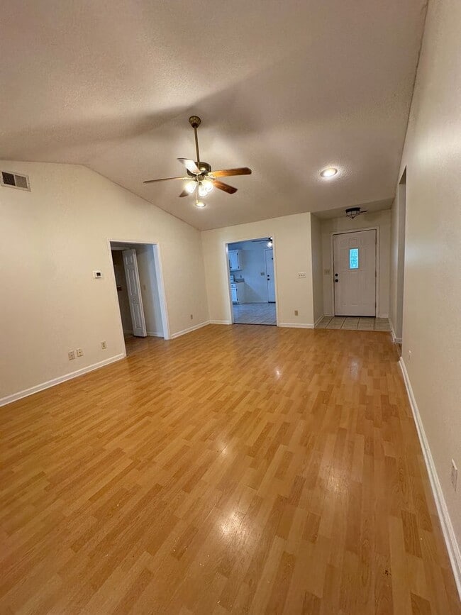 Building Photo - 3 Bed / 2 Bath Available Now!