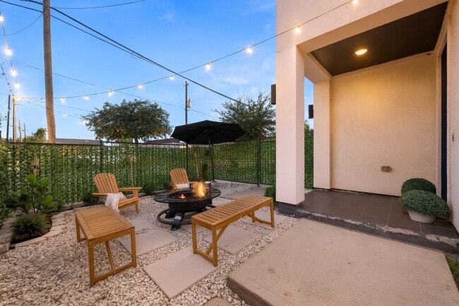 Building Photo - 717 Morris St