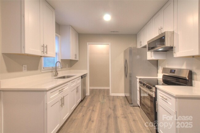 Building Photo - 1024 Sharon Dr