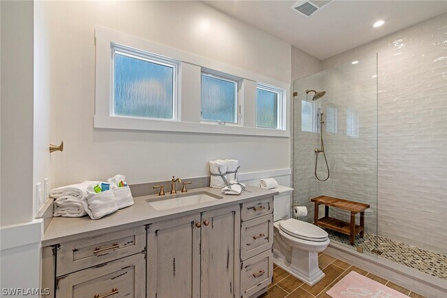 Building Photo - 434 3rd Ave S