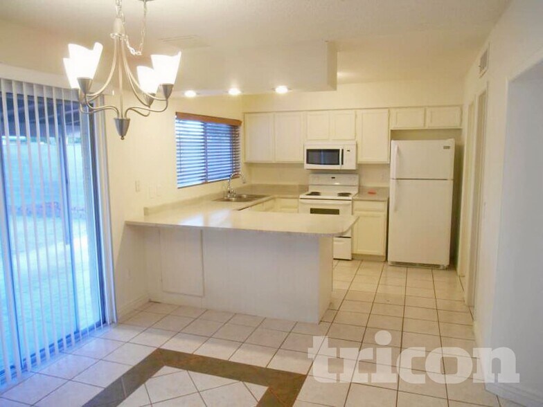 Building Photo - 1128 W Hermosa Dr