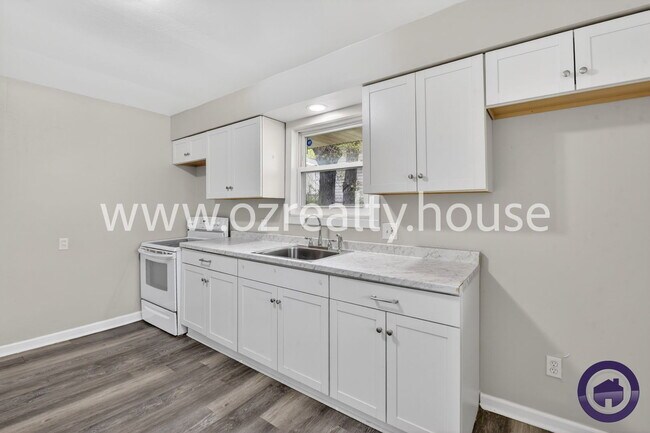Building Photo - 732 Coyne Ave