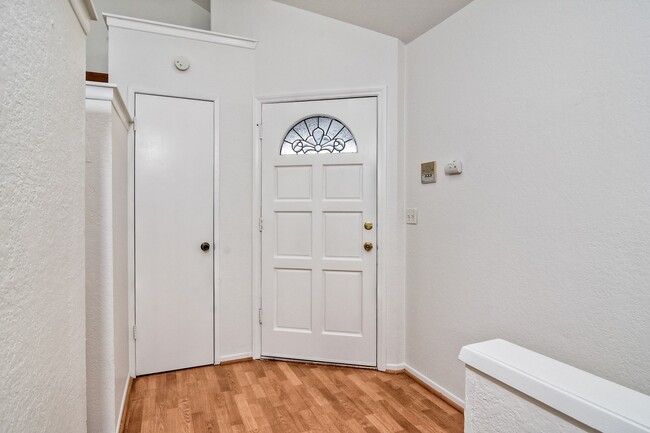 Building Photo - Cute 2 Bedroom Condo Steps Away from Endle...