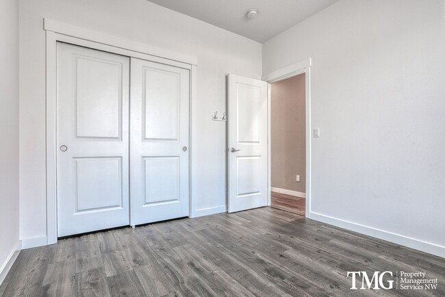 Building Photo - Single level 4 Bedroom 2 Bathroom Home in ...