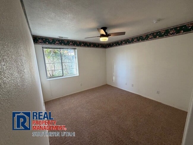 Building Photo - Golf Course Home