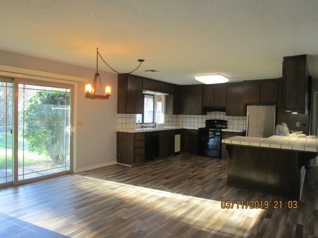Building Photo - INCREDIBLE LOCATION!!! Quaint and Quiet an...