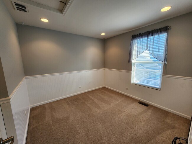 Building Photo - 1137 Reserve Dr