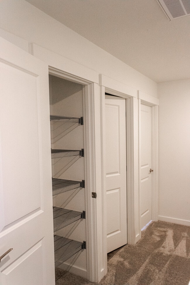 Building Photo - 289 NE Arrowhead Dr