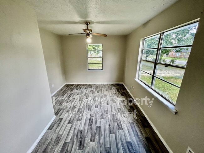 Building Photo - 407 N Ash Ave