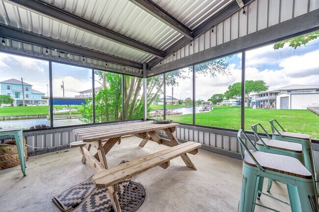 Building Photo - 302 Palm Dr