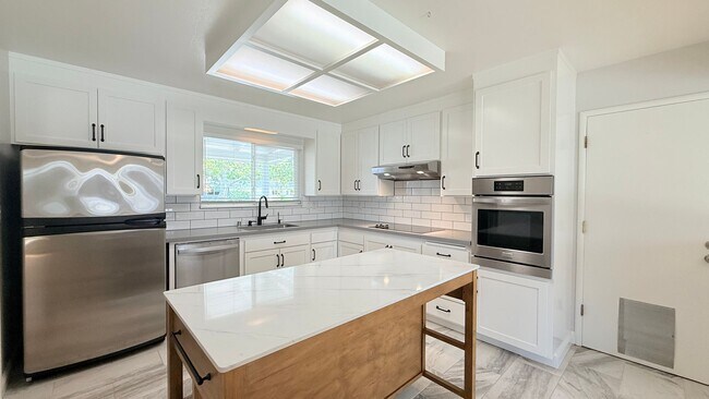 Building Photo - 1771 Lynwood Dr