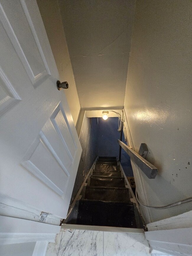 Building Photo - Spacious Two Bedroom Single Family Near 10th and Belmont Ave