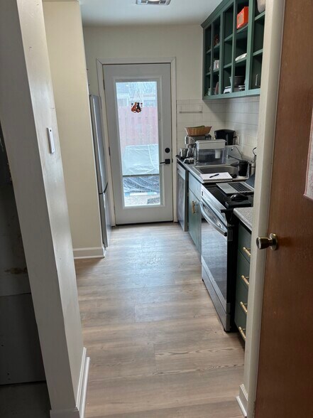Galley kitchen - 701 Ferndale Ct