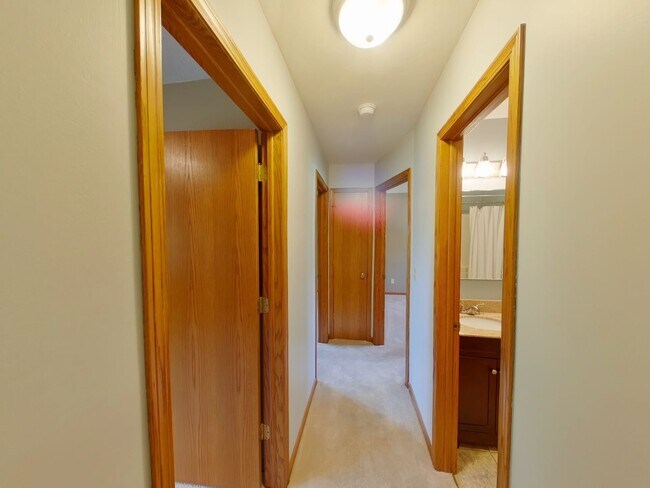 Building Photo - 650 S Highland Dr