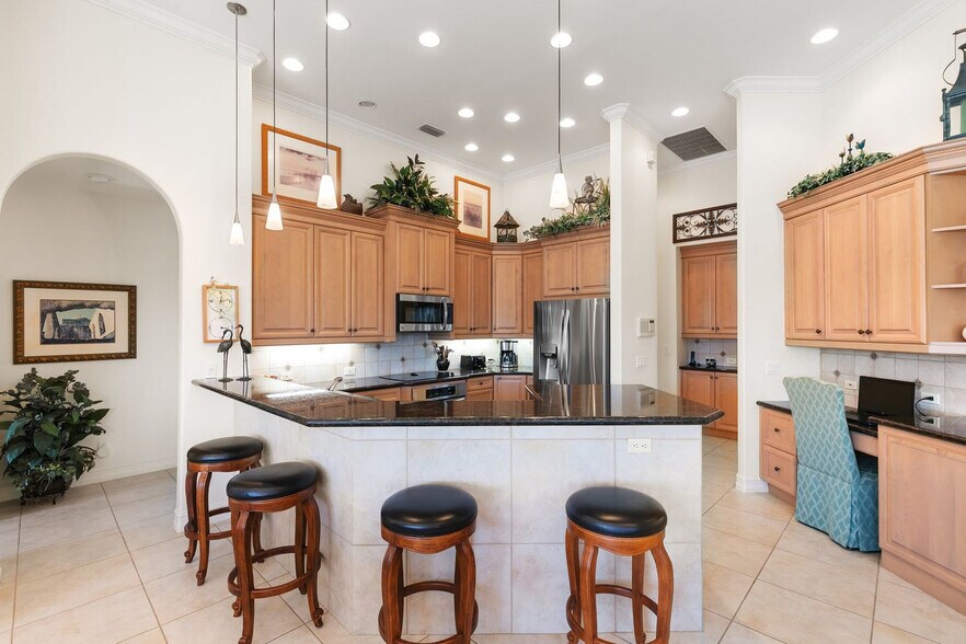 Building Photo - 872 Banyan Ct