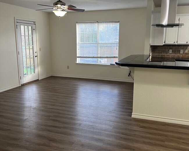 Building Photo - 1102 Dierks St