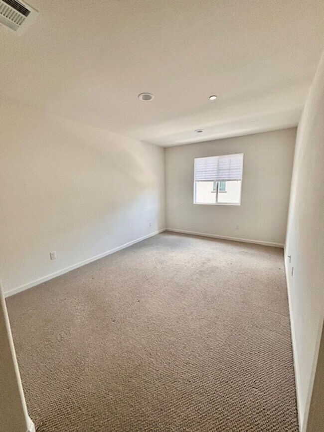 Building Photo - Welcome home to this beautiful Murrieta Town Home!