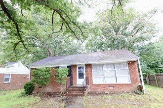 Building Photo - 3006 Manor Dr