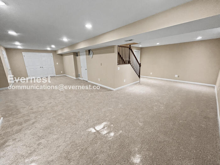 Building Photo - 8 Sarrington Ct