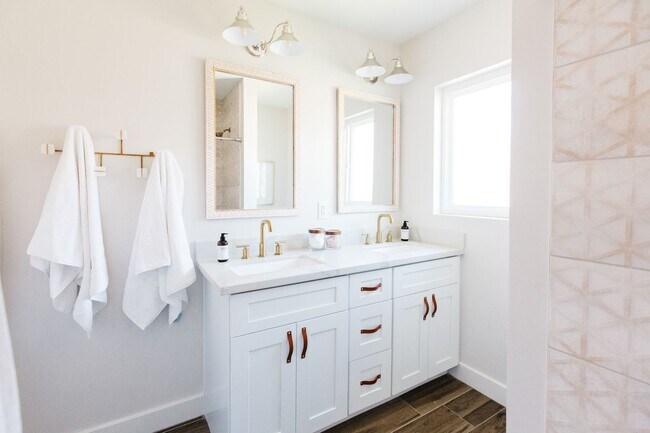 Building Photo - Stunning Remodel near Old Town!