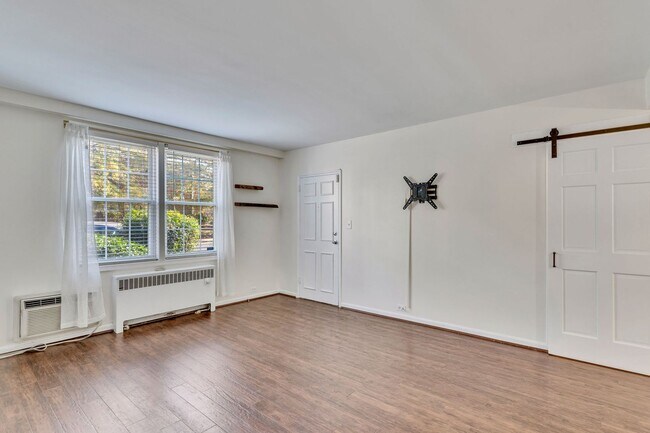 Building Photo - Spacious Corner unit 1 BR 1 BA