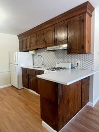 Building Photo - 1st Month Rent Free! Beautifully updated, ...