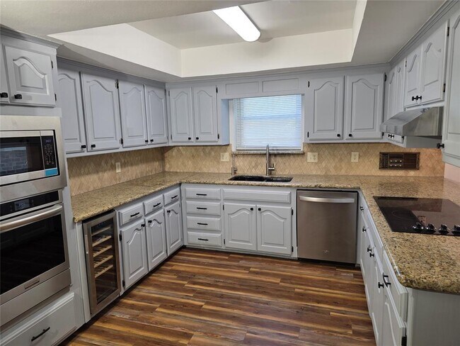 Building Photo - 8100 N Bridgeport Ln