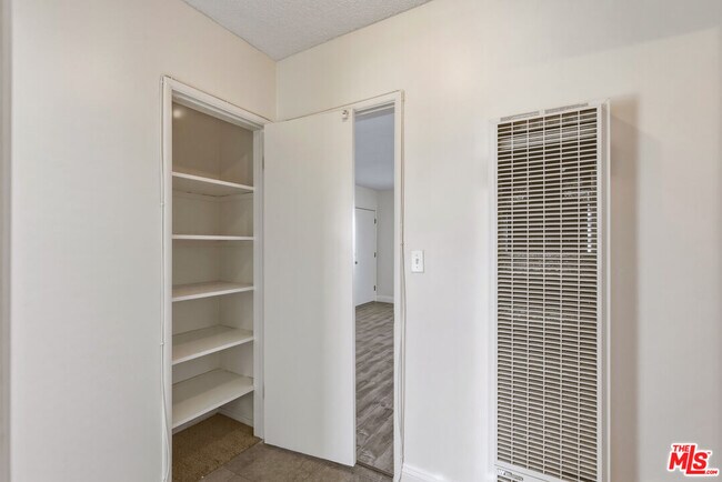 Building Photo - 5117 Crenshaw Blvd